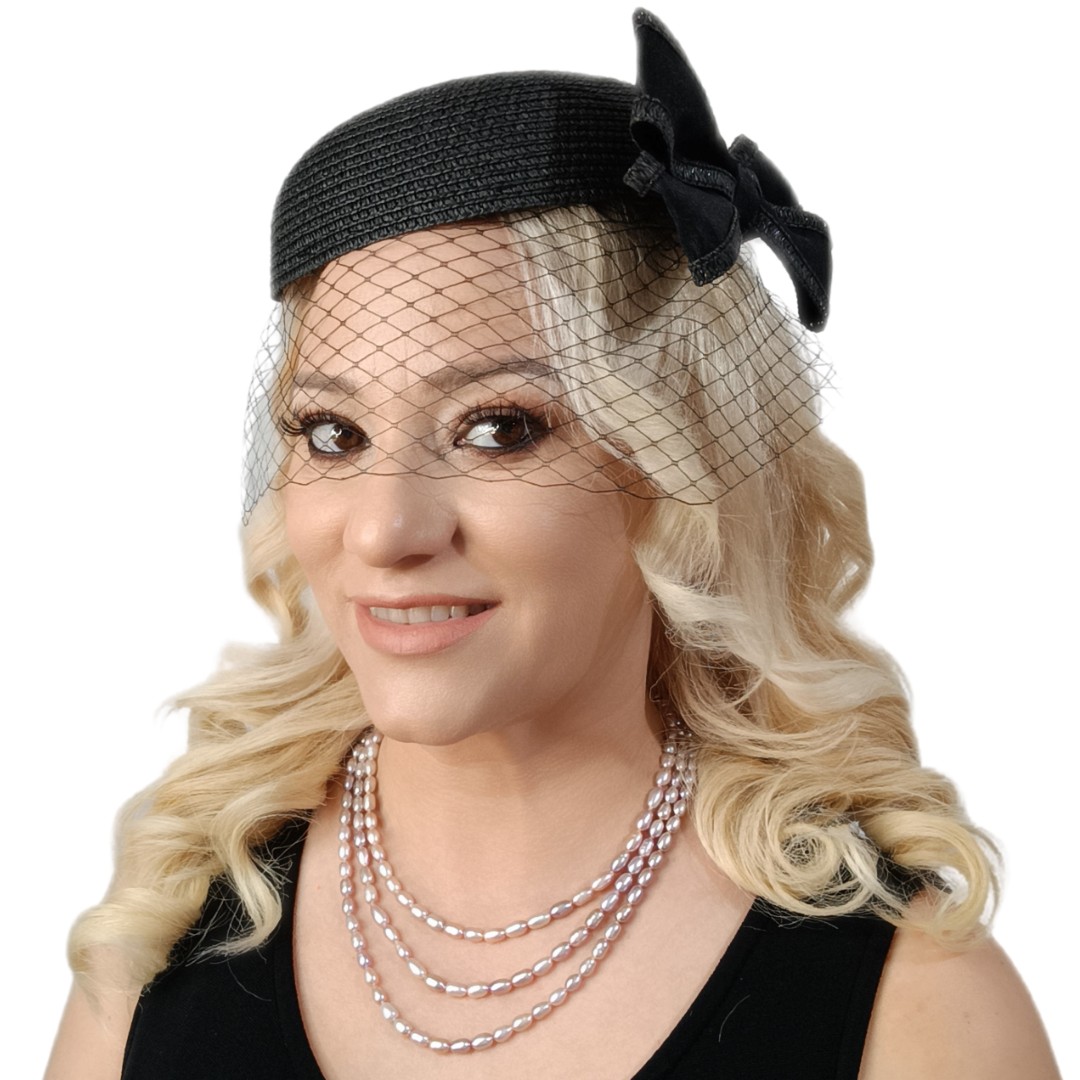 Colier Triplu cu Perle Naturale Lavandă 8/6 mm, Calitatea AA+, Pe Model, Voală Neagră, Vedere Trei Sferturi